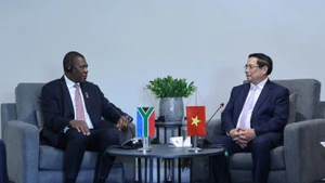 Le Premier ministre Pham Minh Chinh (à droite) rencontre à Johannesburg le vice-président sud-africain Paul Mashatile. Photo : VGP.