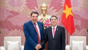 Le vice-président de l’Assemblée nationale du Vietnam, Nguyen Duc Hai (droite), et Gabriel Petris, consul honoraire du Vietnam à Piraeus (Grèce) et président du groupe énergétique Aerius. Photo : quochoi.vn
