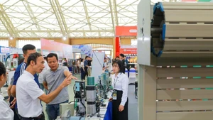 Visiteurs à la foire. photo : VNA.