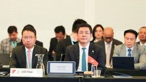 Le ministre de l'Industrie et du Commerce, Nguyên Hông Diên participe à la réunion. Photo : VNA.