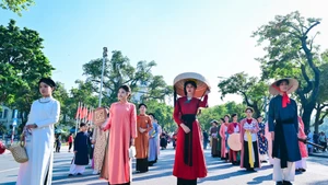 La Journée Viêt phục “Bac Hoa Bô Hành” offre une reconstitution vivante de l’ensemble des costumes traditionnels vietnamiens.