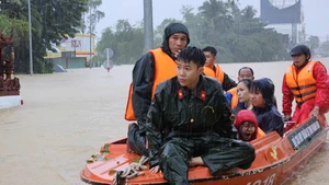 Les forces de secours ont transporté adultes et enfants hors des zones inondées du quartier Tay Nha Trang vers des lieux sûrs. Ce matin, de fortes pluies continuaient de s’abattre sur le centre-ville de Nha Trang. Plusieurs rues étaient inondées à plus d’un mètre, compliquant les opérations de secours.