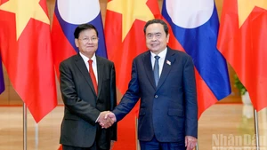 Le président de l'AN du Vietnam, Tran Thanh Man (droite), et le secrétaire général du Parti et président du Laos, Thongloun Sisoulith. 