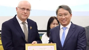 Le ministre de la Justice du Vietnam, Nguyen Hai Ninh (à droite), a remis l’Insigne « Pour la cause de la justice » à l’ambassadeur de la République de Finlande au Vietnam, Keijo Norvanto. Photo : NDEL.
