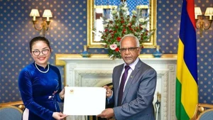 L'ambassadrice du Vietnam, Tran Thi Thu Thin, a présenté ses lettres de créance au président de la République de Maurice, Dharambeer Gokhool, le 2 juin, au Palais présidentiel à Port-Louis. Photo : Ambassade du Vietnam au Mozambique.