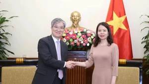 La vice-ministre vietnamienne Nguyen Minh Hang et Kim Hee Sang, assistant du ministre sud-coréen des Affaires étrangères chargé des affaires économiques. Photo : baoquocte.