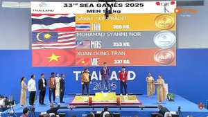 Le jeune athlète Tran Xuan Dung a décroché la médaille de bronze dans la catégorie masculine des 94 kg. Photo : NDEL.