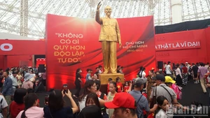 L’exposition sur 80 ans de réalisations et d’aspiration au développement du Vietnam s'est tenue du 28 août au 5 septembre au Centre national des foires et expositions (à Dong Anh, en banlieue de la capitale Hanoi). Photo : NDEL.