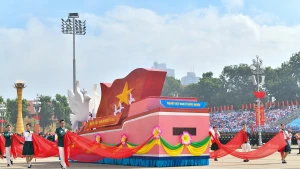 En quatre-vingts ans, c’est la première fois qu’un bloc de la diaspora vietnamienne participe au défilé à l’occasion de la Fête nationale (2 septembre). Photo : NDEL.
