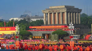 Un grand défilé a eu lieu lors de la cérémonie célébrant le 80e anniversaire de la Révolution d'Août et de la Fête nationale dans la place historique Ba Dinh à Hanoi, le 2 septembre au matin. 
