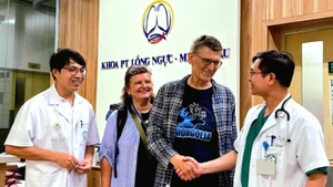 M. Janusz et sa femme expriment leur gratitude envers les médecins. Photo : bachmai.gov.vn