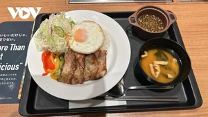 Matsuya a décidé d’introduire dans ses 1.300 restaurants un plat apprécié des Vietnamiens : le cơm tấm (riz brisé vietnamien, servi avec porc grillé). Photo : VOV.