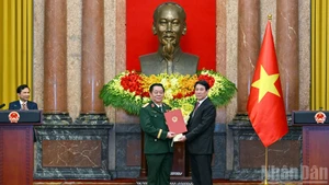 Le président Luong Cuong remet à Nguyen Trong Nghia, la décision le nommant chef du Département général de la politique de l’Armée populaire du Vietnam.