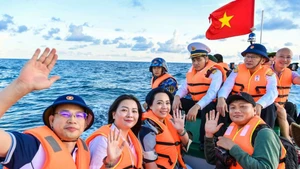 Un voyage chargé de sens et d’émotion de 100 journalistes à l’archipel de Truong Sa