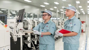 Fabrication de produits de haute technologie dans la compagnie générale de fabrication d’équipements Viettel. Photo : NDEL.
