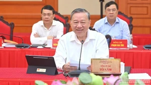 Le secrétaire général du Parti communiste du Vietnam, To Lam, prend la parole lors de la séance de travail. Photo : NDEL.