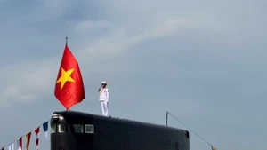 Un sous-marin de classe Kilo s’entraîne en mer pour le défilé naval. Photo : NDEL.