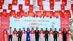 Ouverture d'une série d'expositions spéciales sur le site patrimonial de la Cité impériale de Thang Long. Photo : KTĐT.