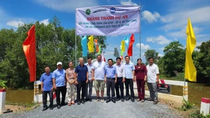 Cérémonie d’inauguration d’un pont rural dans le hameau 9 (commune de Tan Long). Photo : baotayninh.