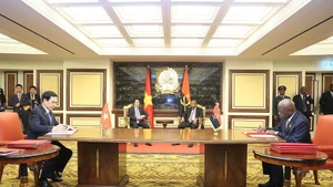 Le président vietnamien Luong Cuong et le président angolais João Manuel Gonçalves Lourenço ont assisté à la signature de la lettre d'intention sur la promotion de la coopération en matière de défense entre le Vietnam et l'Angola. Photo : VNA.
