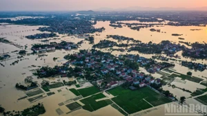 Vue d’ensemble de la commune de Hoang Van entièrement submergée sous une vaste étendue d’eau.