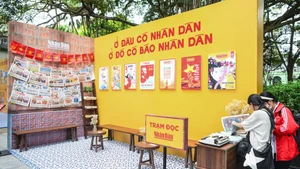 Un des points forts de l’exposition est le poste de lecture du Journal Nhân Dân, où le public peut consulter différentes publications.