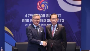 Le ministre vietnamien des Affaires étrangères, Le Hoai Trung (à droite) et le ministre lao des Affaires étrangères Thongsavanh Phomvihane, à Kuala Lumpur, le 27 octobre. Photo : VNA.