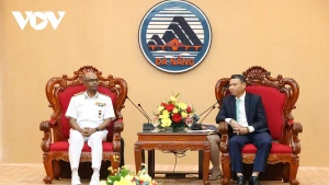 Le vice-président permanent du Comité populaire municipal de la ville de Da Nang, Ho Ky Minh (à droite), et le contre-amiral Susheel Menon. Photo : VOV.