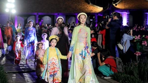Le programme « Pas de patrimoine » constitue le point d’orgue du festival, rassemblant près de cent costumes traditionnels venus des pays participants. Photo : toquoc.