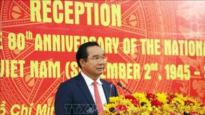 Le président du Comité populaire de la ville, Nguyen Van Duoc, s'exprime à la réception. Photo : VNA.