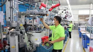 Des ouvriers de l'usine Sung Hwa Vina dans le parc industriel de Hoa Binh, (province de Tay Ninh, au Sud). Photo : VNA.