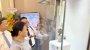 L'ancienne présidente de l'Assemblée nationale du Vietnam, Nguyen Thi Kim Ngan, visite l'exposition thématique. Photo : VNA.