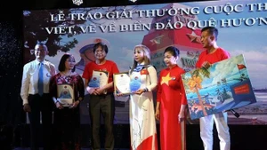 L’ambassadeur du Vietnam en Allemagne, Vu Quang Minh, et des lauréats du premier prix. Photo : VNA.