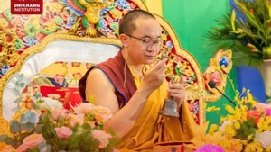 Kunchok Tenzin Rinpoche est un jeune maître érudit, titulaire du titre de « Excellent Khenpo » – l'équivalent d'un doctorat en bouddhisme moderne délivré par l’antique université bouddhique Sakya. 