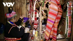 À la fin de l’année, après la récolte, les Kho Mu préparent les offrandes et choisissent une bonne journée pour célébrer la cérémonie de prières pour la chance et la prospérité. Photo : VOV.