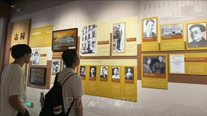 Des visiteurs lors de l'exposition. Photo : VNA.