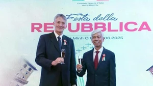 Vo Van Hoan, vice-président du Comité populaire de Ho Chi Minh-Ville (droite) et Enrico Padula, consul général d'Italie à HCM-Ville. Photo : VNA.