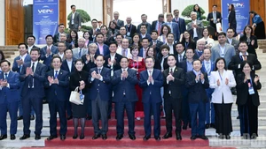 Le Premier ministre Pham Minh Chinh et les délégués participant au Forum économique du Vietnam 2025.