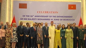 La fête du trône pour le 26e anniversaire de l’intronisation du Roi Mohammed VI Ben al-Hassan a été organisée par l’ambassade du Maroc au Vietnam dans la soirée du 30 juillet à Hanoi. Photo : XD.
