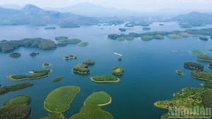 Avec plus de 1 300 îles et îlots, le lac Thac Ba, souvent surnommé la « baie d’Ha Long des montagnes », est appelé à devenir le pôle du tourisme vert du Nord-Ouest.