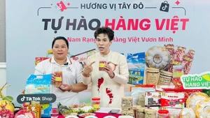 Un livestream intitulé « Fierté des produits vietnamiens – Saveurs de Tay Do », animé par le créateur de contenu Nguyen Duc Duy (chaîne Daily With Zii). Photo : NDEL.