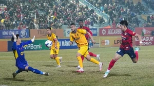 Le Hanoi Police FC (en rouge) décroche sa place en Ligue des champions de l’AFC 2 pour la saison 2025-2026. Photo : VietnamPlus.