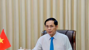 Le vice-Premier ministre et ministre des Affaires étrangères, Bui Thanh Son, lors de son entretien téléphonique avec le ministre allemand des Affaires étrangères, Johann Wadephul, le 2 juin. Photo : VNA.
