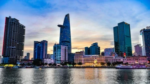 Un coin de Ho Chi Minh Ville au bord de la rivière Saigon. Photo : NDEL.