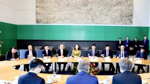 La vice-présidente vietnamienne Vo Thi Anh Xuan s’est entretenue début juillet avec le vice-président du Bundestag, Bodo Ramelow, qui a salué le lancement du processus de consultation pour la ratification de l’EVIPA. Photo : VNA.