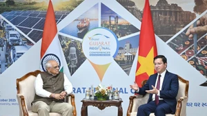 L’ambassadeur Nguyen Thanh Hai (à droite) en discussion avec le ministre en chef du Gujarat. Photo : Bureau du commerce vietnamien en Inde. 