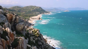 Ce site naturel se trouve dans le parc national Nui Chua, dans le quartier Ninh Chu, province de Khanh Hoa (au Centre du Vietnam). Photo : baolaodong.