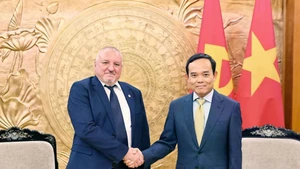 Tran Luu Quang, secrétaire du Comité central du Parti communiste du Vietnam (droite) et le président du Parti socialiste hongrois Komjáthi Imre. Photo : VNA.