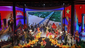 Le spectacle intitulé « Mékong - nouvelle ère », présenté par la troupe artistique des Gardes-frontières du Vietnam et celle de l’Armée royale du Cambodge, symbolisant la fraternité entre les deux armées.