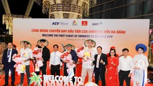 Le comité d'organisation a offert des fleurs pour féliciter les premiers passagers arrivés à Da Nang par un vol d'Emirates. Photo : baovanhoa.